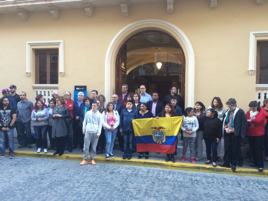 Concentracin en el Ayuntamiento como muestra de apoyo a los afectados por el terremoto de Ecuador
