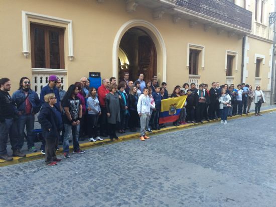 Concentracin en el Ayuntamiento como muestra de apoyo a los afectados por el terremoto de Ecuador