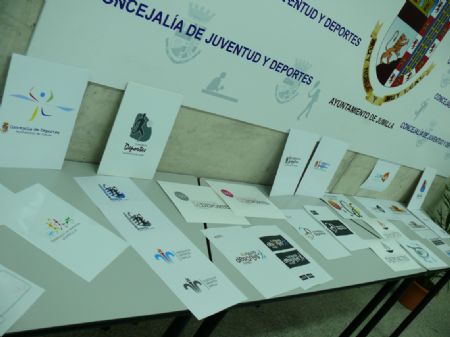 LA CONCEJALA DE DEPORTES ENTREG LOS PREMIOS DEL LOGOTIPO Y DE FOTOGRAFAS DE LA II MEDIA MARATN