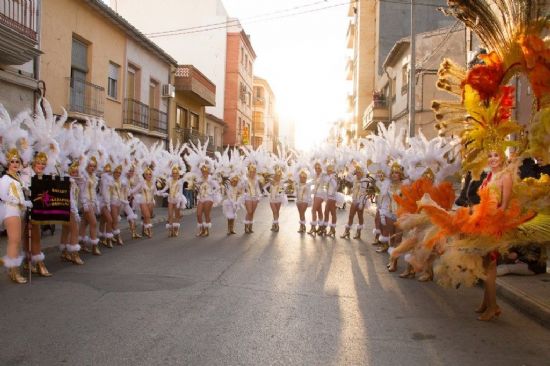 El II Desfile de Carnaval saca a cientos de personas a la calle a disfrutar con el color de esta fiesta