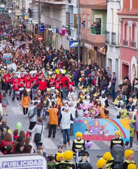El II Desfile de Carnaval saca a cientos de personas a la calle a disfrutar con el color de esta fiesta