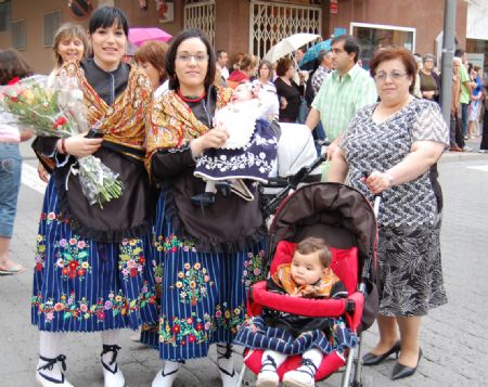 LA LLUVIA DESLUCI LA OFRENDA DE FLORES AL CRISTO DE LA COLUMNA EN LA QUE PARTICIPARON DECENAS DE JUMILLANOS