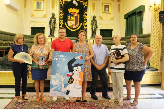 Ayuntamiento y colectivos festeros presentan el cartel de la Feria y Fiestas de Jumilla 2022