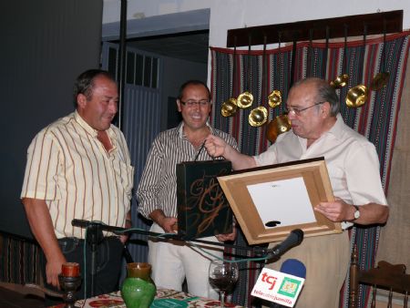 JOS GARCA MARTNEZ PRESENT EL CARTEL DE LAS II ESTAMPAS RURALES Y LA V MUESTRA DE ARTESANA DE LA FUENTE DEL PINO