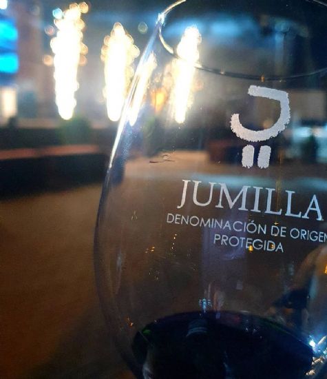 El Ayuntamiento y el Consejo Regulador de Denominacin de Origen Protegida Jumilla premian con lotes de vino a los participantes en el brindis virtual #laexaltacinencasa