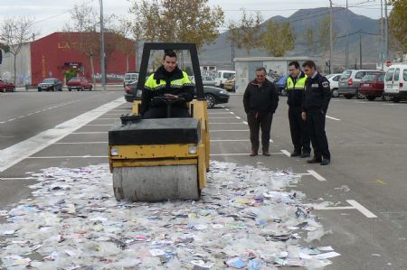 LA POLICA LOCAL DE JUMILLA DESTRUYE CERCA DE 6.000 COPIAS DE CDS Y DVDS PIRATA