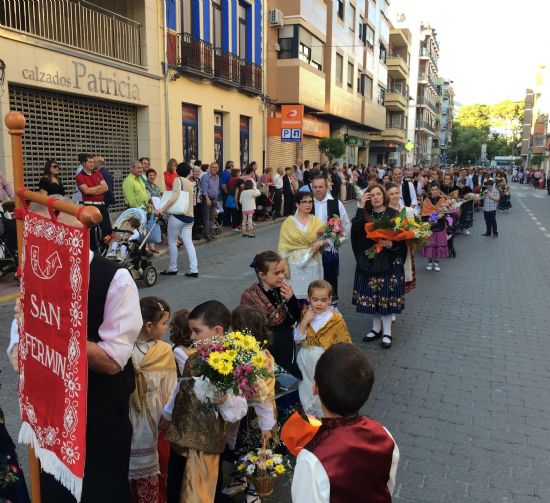 Centenares de jumillanos y jumillanas participan en la Ofrenda de Flores al Cristo Amarrado a la Columna