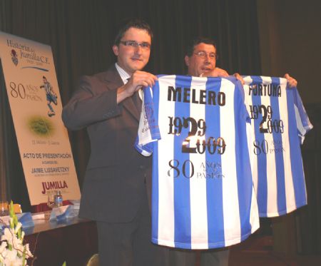 MS DE 300 PERSONAS ASISTIERON A LA PRESENTACIN DEL LIBRO HISTORIA DEL JUMILLA C.F., 80 AOS DE UNA PASIN