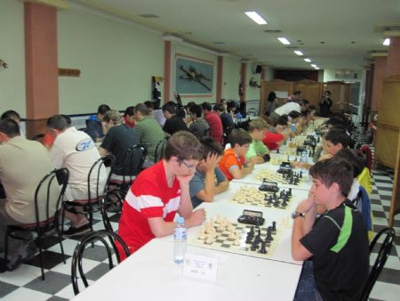 CASI MEDIO CENTENAR DE JUGADORES DE LA REGIN SE DIERON CITA EN EL TORNE DE AJEDREZ DE OTOO
