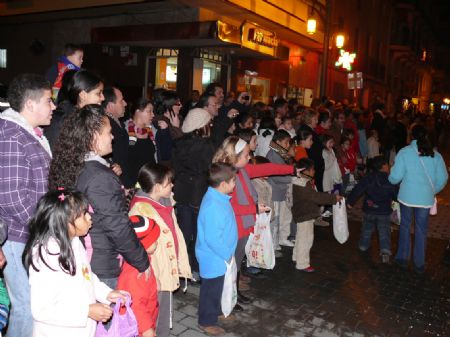 LOS REYES MAGOS DE ORIENTE REPARTEN MS DE 10.000 REGALOS EN SU VISITA Y RECORRIDO POR JUMILLA