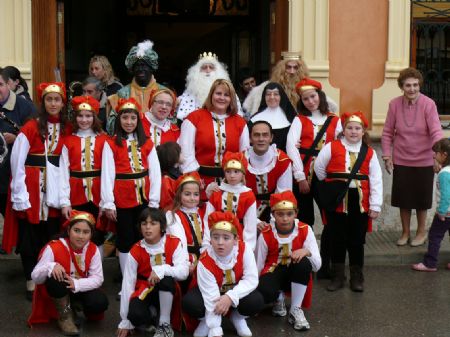 LOS REYES MAGOS DE ORIENTE REPARTEN MS DE 10.000 REGALOS EN SU VISITA Y RECORRIDO POR JUMILLA