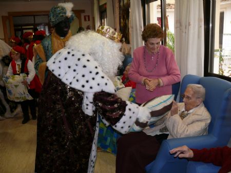 LOS REYES MAGOS DE ORIENTE REPARTEN MS DE 10.000 REGALOS EN SU VISITA Y RECORRIDO POR JUMILLA