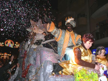 SUS MAJESTADES LOS REYES MAGOS DE ORIENTE REPARTIERON MILES DE REGALOS A LOS NIOS Y NIAS DE JUMILLA