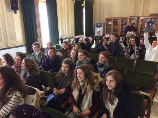 La alcaldesa recibe en el saln de plenos a 52 alumnos franceses de intercambio