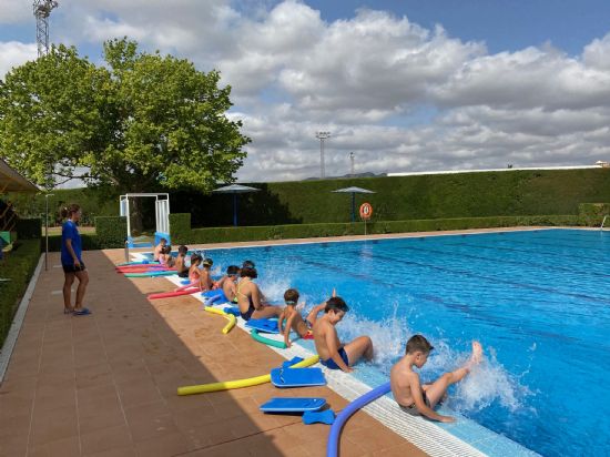 Ms de 200 jumillanos participan este verano en los cursos de natacin de la Concejala de Deportes