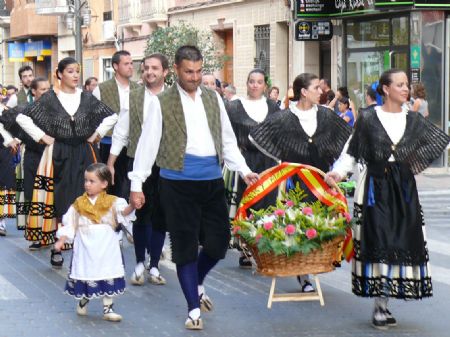 CENTENARES DE JUMILLANOS Y JUMILLANAS HICIERON SU OFRENDA DE FLORES A LA PATRONA, LA VIRGEN DE LA ASUNCIN