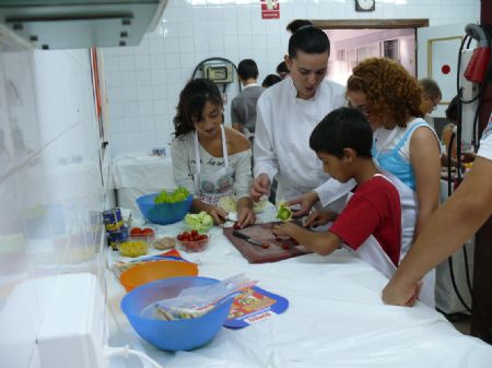 UN TOTAL DE 16 NIOS Y NIAS HAN APRENDIDO A REALIZAR PLATOS DE COCINA FRA EN UN CURSO REALIZADO POR LA CONCEJALA DE MUJER