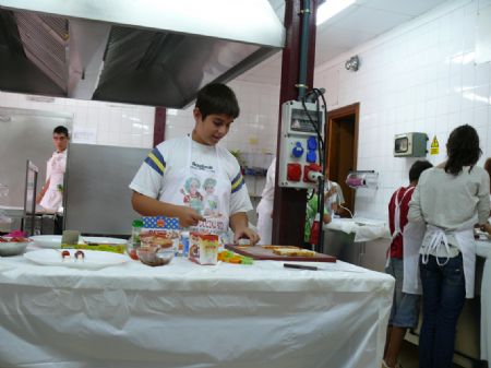 UN TOTAL DE 16 NIOS Y NIAS HAN APRENDIDO A REALIZAR PLATOS DE COCINA FRA EN UN CURSO REALIZADO POR LA CONCEJALA DE MUJER