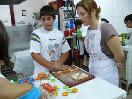 UN TOTAL DE 16 NIOS Y NIAS HAN APRENDIDO A REALIZAR PLATOS DE COCINA FRA EN UN CURSO REALIZADO POR LA CONCEJALA DE MUJER
