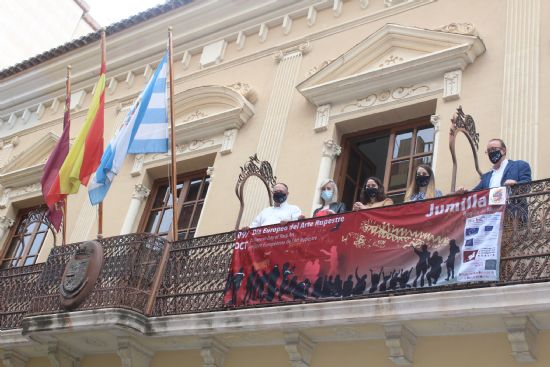 Colacada en el balcn del Ayuntamiento la banderola que conmemora el Da Europeo del Arte Rupestre Prehistrico