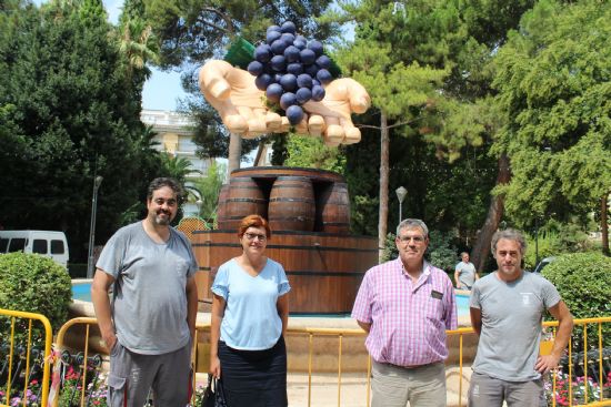 La Fuente del Vino 2018 representa unas manos sacando el grado de la uva por sistema tradicional