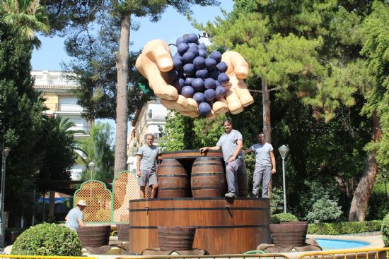 La Fuente del Vino 2018 representa unas manos sacando el grado de la uva por sistema tradicional
