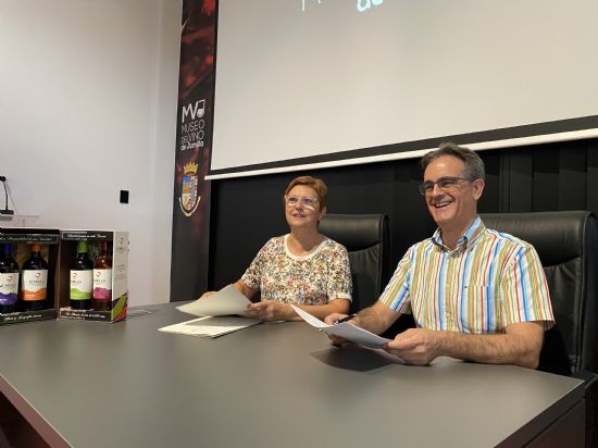 El Ayuntamiento firma convenios con la DOP Jumilla, Ruta del Vino y Asociaci�n de En�logos para la cesi�n del uso del Museo del Vino