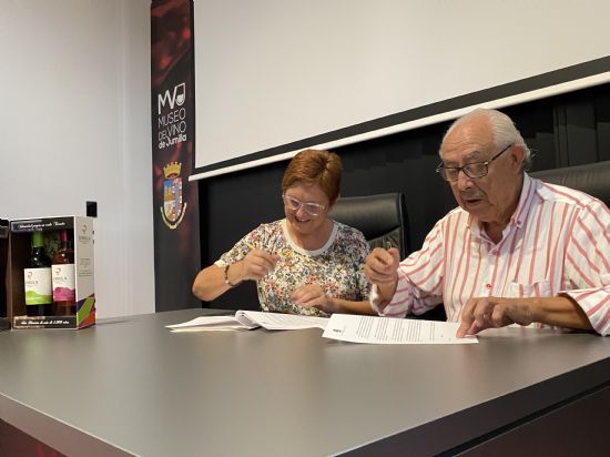 El Ayuntamiento firma convenios con la DOP Jumilla, Ruta del Vino y Asociaci�n de En�logos para la cesi�n del uso del Museo del Vino
