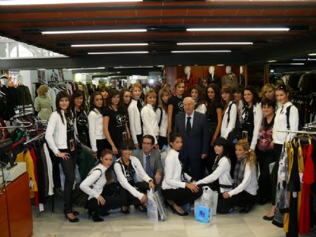 LAS CANDIDATAS A MISS MURCIA ESTUVIERON DE COMPRAS POR JUMILLA