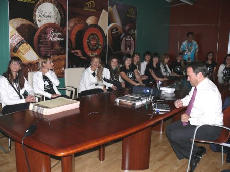 LAS CANDIDATAS A MISS MURCIA ESTUVIERON DE COMPRAS POR JUMILLA