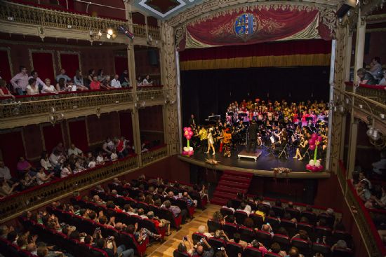 El Teatro Vico cuelga el cartel de no hay entradas con el concierto de los 70 y 80 a beneficio de Critas Jumilla