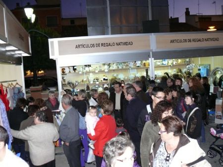 EL ALCALDE INAUGURA LA I FERIA OUTLET QUE HA ARRANCADO CON UNA BUENA ACOGIDA POR PARTE DE LOS VECINOS