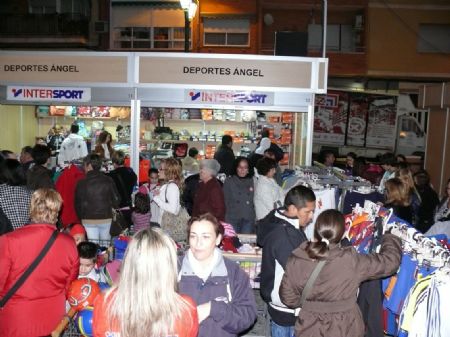 EL ALCALDE INAUGURA LA I FERIA OUTLET QUE HA ARRANCADO CON UNA BUENA ACOGIDA POR PARTE DE LOS VECINOS