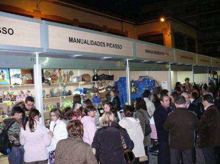 EL ALCALDE INAUGURA LA I FERIA OUTLET QUE HA ARRANCADO CON UNA BUENA ACOGIDA POR PARTE DE LOS VECINOS