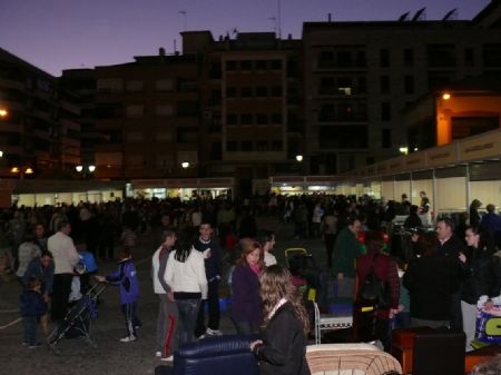 EL ALCALDE INAUGURA LA I FERIA OUTLET QUE HA ARRANCADO CON UNA BUENA ACOGIDA POR PARTE DE LOS VECINOS