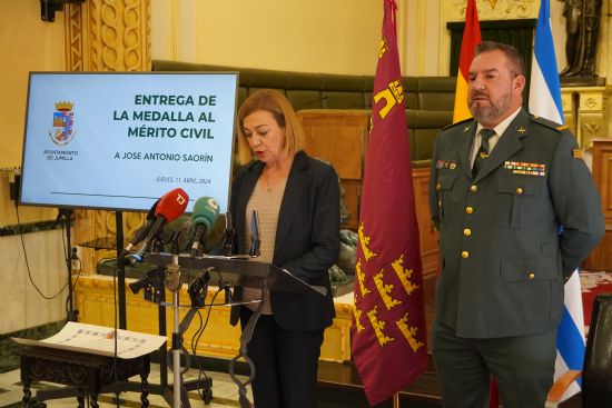 La alcaldesa entrega el ttulo de concesin de la Cruz de Plata de la Orden del Mrito Civil a Jose Antonio Saorn