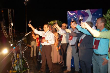 MILES DE PERSONAS EXALTARON LAS BONDADES DEL VINO DE JUMILLA EN EL ACTO CELEBRADO ANOCHE