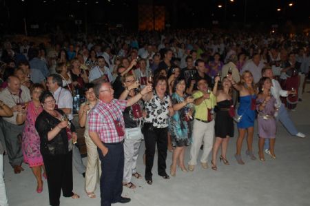 MILES DE PERSONAS EXALTARON LAS BONDADES DEL VINO DE JUMILLA EN EL ACTO CELEBRADO ANOCHE