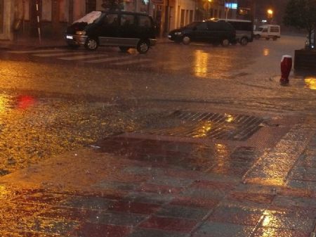 CAEN CASI 30 LITROS POR METRO CUADRADO EN JUMILLA EN TAN SOLO MEDIA HORA