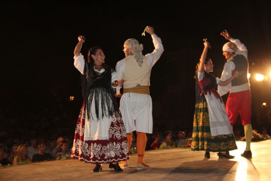 El 36 Festival Nacional de Folklore clausura tres das intensos de bailes y color en las calles y en los escenarios
