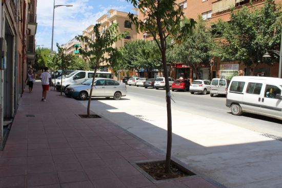 Finaliza la primera fase de renovacin de aceras y aparcamiento de la acera sur de avenida de Levante