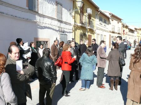 EL ALCALDE Y EL CONSEJERO DE OBRAS P�BLICAS HACEN ENTREGA DE LAS LLAVES DE LAS VIVIENDAS SOCIALES DE CANTARER�AS