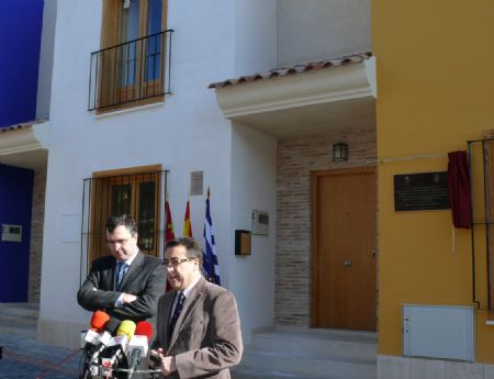 EL ALCALDE Y EL CONSEJERO DE OBRAS P�BLICAS HACEN ENTREGA DE LAS LLAVES DE LAS VIVIENDAS SOCIALES DE CANTARER�AS