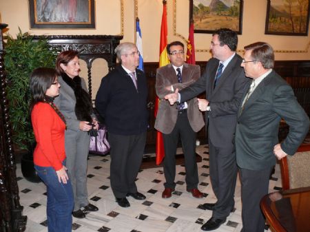 EL ALCALDE Y EL CONSEJERO DE OBRAS P�BLICAS HACEN ENTREGA DE LAS LLAVES DE LAS VIVIENDAS SOCIALES DE CANTARER�AS