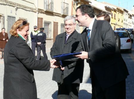 EL ALCALDE Y EL CONSEJERO DE OBRAS P�BLICAS HACEN ENTREGA DE LAS LLAVES DE LAS VIVIENDAS SOCIALES DE CANTARER�AS