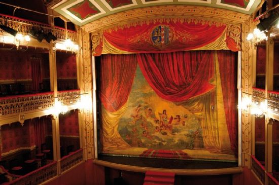 La Concejala de Cultura ampla y mejora el material de sonido del Teatro Vico