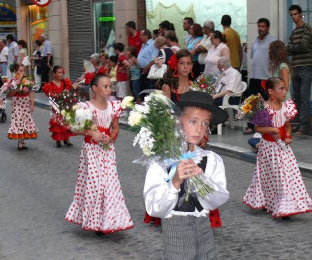 JUMILLA RINDE CULTO A LA PATRONA EN LA TRADICIONAL OFRENDA DE FLORES