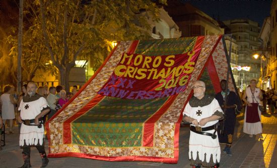 El Gran Desfile de Moros y Cristianos llena las calles de pblico en su 30 aniversario