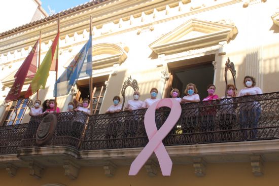 Colocado en el balcn del Ayuntamiento el lazo rosa para concienciar sobre la lucha contra el cncer de mama