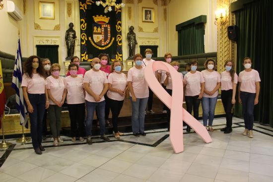 Colocado en el balcn del Ayuntamiento el lazo rosa para concienciar sobre la lucha contra el cncer de mama